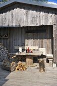 Rustikale Holzhütte mit Terrassenplatz