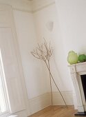 weiße Wohnzimmerecke mit Kunstobjekt aus Zweigen