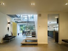 Vorraum mit offenem Treppenhaus und Blick in Küche und Wohnbereich