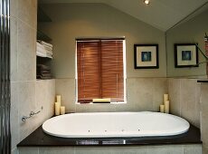 Modern gefliestes Badezimmer mit Whirlpool