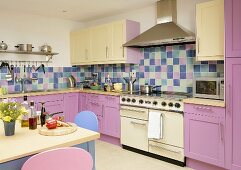Essplatz in Küche mit rosa und hellgelben Fronten