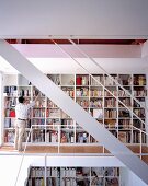 Offenes Treppenhaus mit eingebauten Bücherregalen
