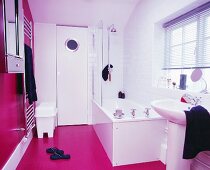 Modernes weisses Bad mit pinkfarbenem Bodenbelag