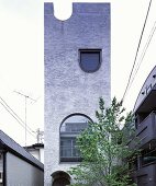Moderne Architektur - Baum vor turmartigen Neubauhaus, The Tower House, Tokio, Japan