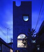 Moderne Architektur - Baum vor turmartigen Neubauhaus in Nachtstimmung, The Tower House, Tokio, Japan