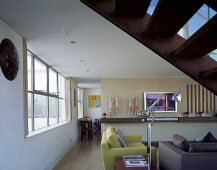 Offenes Treppenhaus mit Blick unter Treppe in Wohnraum auf Sofa