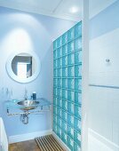 Modernes Badezimmer mit Glasbausteinen und Edelstahlwaschbecken in Glas-Waschtisch