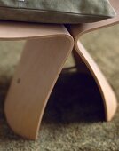 Ausschnitt von einem Sperrholz- Stuhl