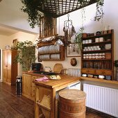 Holz-Regale und Tellerhalter sind an einer der Wänden der Küche angebracht worden