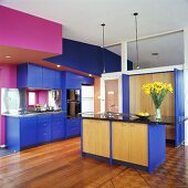 Eine moderne pink-blaue Küche mit einer separaten Kochinsel