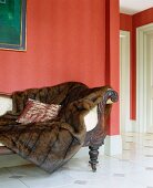 Webpelz-Decke auf Biedermeier-Sofa in rotem Salon