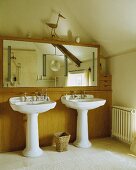 Standwaschbecken vor halbhoher holzverkleideter Wand mit Spiegel unter dem Dach
