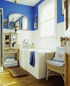 Traditionelles Bad mit blauer Wand über weissen Fliesen