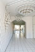 Eingangsbereich mit weissen Bodenfliesen und Porzellan-Wanddekoration in Rosenthal Casino, Selb