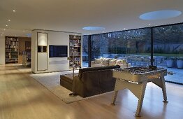Zeitgenössische Architektur mit Raumteilern im offenem Wohnbereich und durchgehender Glasfassade
