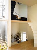 Offenes Wohnhaus mit gewendelter Treppe und Blick in Eingangsbereich und Vorraum