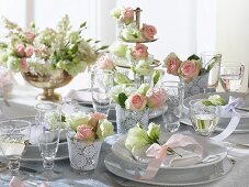 Romantischer Tisch mit Rosen und Lisianthus