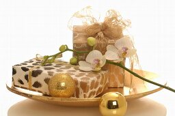 Geschenke, Orchidee und goldene Weihnachtskugeln
