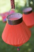 Rote Lampions als Deko fürs Gartenfest