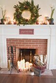 Weihnachtlich dekorierter Kamin im Wohnzimmer