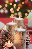 Brennende Kerzen auf weihnachtlichem Tisch