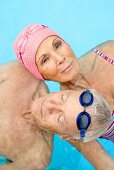 Älteres Paar relaxed im Swimmingpool