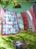 Bunte Bettwäsche auf Wäscheleine im Garten
