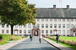 Schloss Corvey – visitors in the gardens