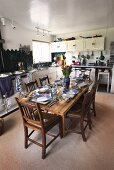 Gedeckter Tisch in der Wohnküche in einem englischen Landhaus