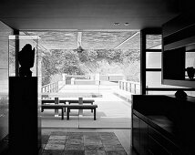 Japanisches Haus mit offenen Schiebetüren und Blick auf Tisch mit Bänken im Innenhof