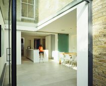 Anbau aus Glas mit Blick in offenen Wohnraum und Küchenbereich