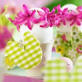 Eier im Eierbecher dekoriert mit Hyazinthenblüten