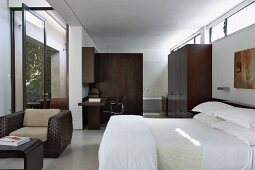 Modernes Schlafzimmer mit Kleiderschränken aus dunklem Holz