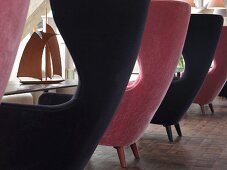 Schwarze und pinkfarbene Sessel