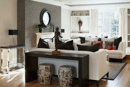 Wohnzimmer mit Kamin & Sofas
