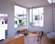Gestylter Wohnraum mit Kunstobjekten Fenster