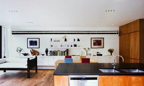 Küchenblock im modernen offenen Wohnraum