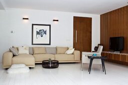 Modernes Wohnzimmer mit hellem Sofa und dunkler Holzverkleidung an Wand