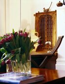 Blumenstrauss auf Tisch und Stuhl aus Holzlamellen im Wohnzimmer