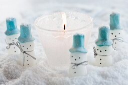 Teelicht & kleine Schneemänner im Schnee