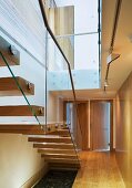 Holztreppe mit Glasbalustrade