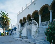 Repräsentative Eingangssituation eines Botschaftsgebäudes in Tunesien mit symmetrischer Treppenanlage und reich verzierter Loggia