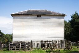 Haus mit weiss lackierter Holzfassade