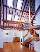 Ausgebautes nach oben offenes Dachgeschoss mit rustikaler Treppe
