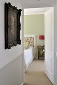 Vorraum mit Bild an Wand und offener Tür mit Blick ins Schlafzimmer