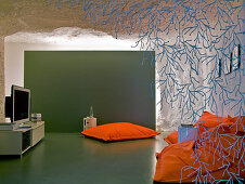 Designer Wohnraum mit hinterleuchtetem Raumteiler in kellerartigem Ambiente