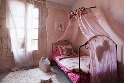 Romantisches Schlafzimmer im Pink mit Schmiedeeisen-Bett