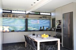 Designer Esstisch und schwarze Schalenstühle im Bauhausstil in zeitgenössischer Küche