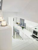 Designer Maisonette-Wohnung in Weiß - Blick von der Treppe in offene Küche mit Essplatz