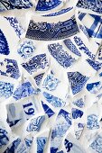 Porzellanscherben mit weiss-blauer Bemalung mosaikartig zusammengestellt